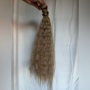 Dirty blonde wavy synthetic ponytail
